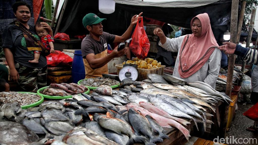 Jelang Malam Tahun Baru, Warga Berburu Seafood di Jakut