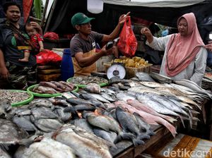 Jelang Malam Tahun Baru, Warga Berburu Seafood di Jakut