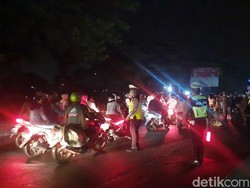 Penampakan Motor yang Menumpuk saat Jembatan Suramadu Ditutup