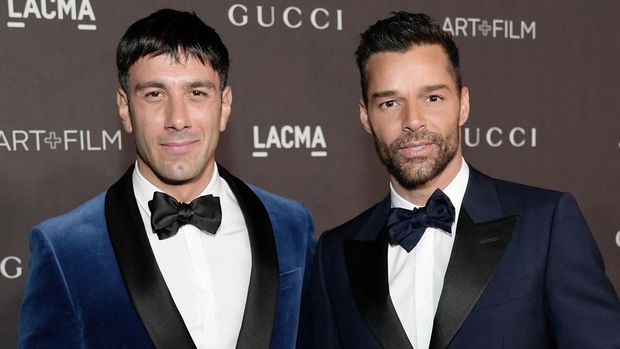 Jwan Yosef dan Ricky Martin LOS ANGELES, CALIFORNIA - NOVEMBER 02: (L-R) Jwan Yosef and Ricky Martin, wearing Gucci, attend the 2019 LACMA Art + Film Gala Presented By Gucci at LACMA on November 02, 2019 in Los Angeles, California. Neilson Barnard/Getty Images for LACMA/AFP (Photo by Neilson Barnard / GETTY IMAGES NORTH AMERICA / Getty Images via AFP)