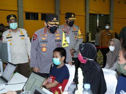 Tinjau Vaksinasi di Sulsel, Kapolri Imbau Warga Rayakan Tahun Baru di Rumah