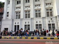 Jelang Malam Tahun Baru, Warga Ramai Datangi Kawasan Kota Tua Meski Ditutup