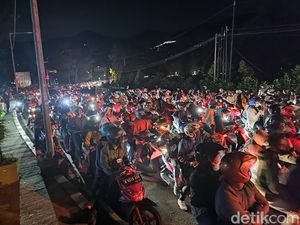 Jalur Puncak Macet Total! Pengendara Berkerumun di Jalan