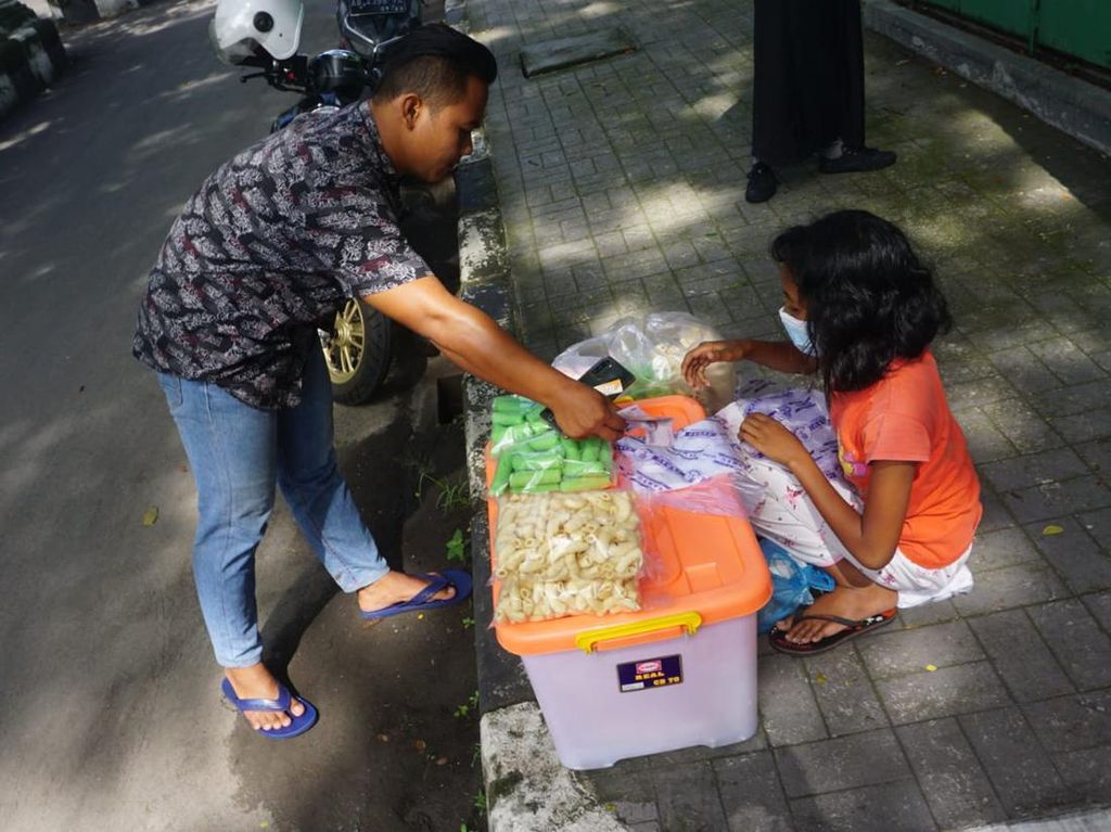 Viral Bocah Yatim Jualan di Pinggir Jalanan Solo, Ini Kata Gibran Viral Bocah Yatim Jualan di Pinggir Jalanan Solo, Ini Kata Gibran