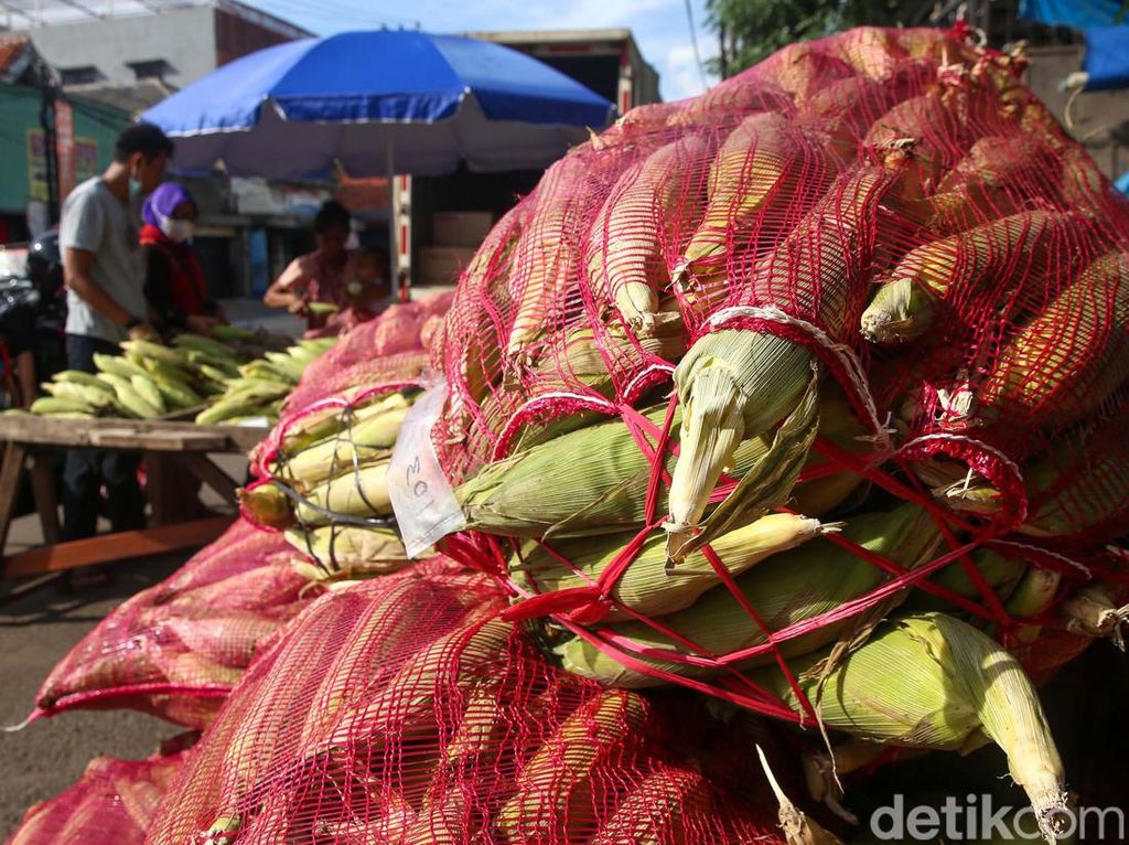 Laris Manis Pedagang Jagung Manis di Pasar Kebayoran Lama