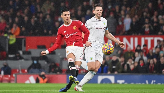 MANCHESTER, ENGLAND - DECEMBER 30: Cristiano Ronaldo of Manchester United shoots during the Premier League match between Manchester United and Burnley at Old Trafford on December 30, 2021 in Manchester, England. (Photo by Dan Mullan/Getty Images)