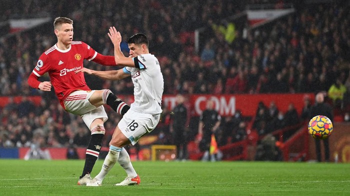 MANCHESTER, ENGLAND - DECEMBER 30: Scott McTominay of Manchester United scores their sides first goal during the Premier League match between Manchester United and Burnley at Old Trafford on December 30, 2021 in Manchester, England. (Photo by Dan Mullan/Getty Images)