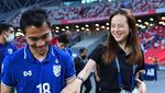 Foto: Madam Pang dan Prang Nuanwan, Ibu-Anak Jelita Gila Bola