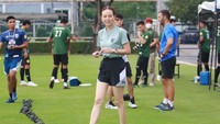 Nama Madam Pang, yang nama aslinya Nuanphan Lamsam, jadi buah bibir seiring laju Thailand di Piala AFF 2020. Ia adalah manajer tim. (Foto Instagram @panglamsam)