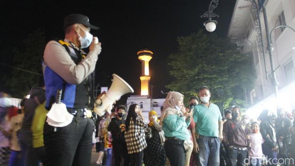 Malam Tahun Baru, Alun-alun Bandung Jadi Lautan Manusia