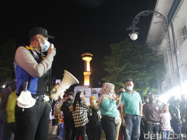 Malam Tahun Baru, Alun-alun Bandung Jadi Lautan Manusia