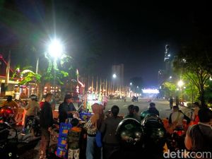 Polisi Bubarkan Kerumanan Warga di Jalan Gubernur Suryo Surabaya