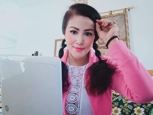 Maria Eva Bicara Pengaruh Internet dalam Bisnisnya yang Ada di Desa Maria Eva Bicara Pengaruh Internet dalam Bisnisnya yang Ada di Desa