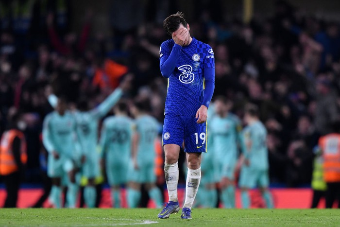 LONDON, ENGLAND - DECEMBER 29: Mason Mount of Chelsea looks dejected as Danny Welbeck of Brighton & Hove Albion celebrates scoring their sides first goal during the Premier League match between Chelsea and Brighton & Hove Albion at Stamford Bridge on December 29, 2021 in London, England. (Photo by Justin Setterfield/Getty Images)