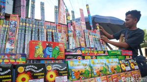 Dekati Pergantian Tahun, Penjual Kembang Api Diserbu Pembeli