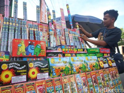 Dekati Pergantian Tahun, Penjual Kembang Api Diserbu Pembeli