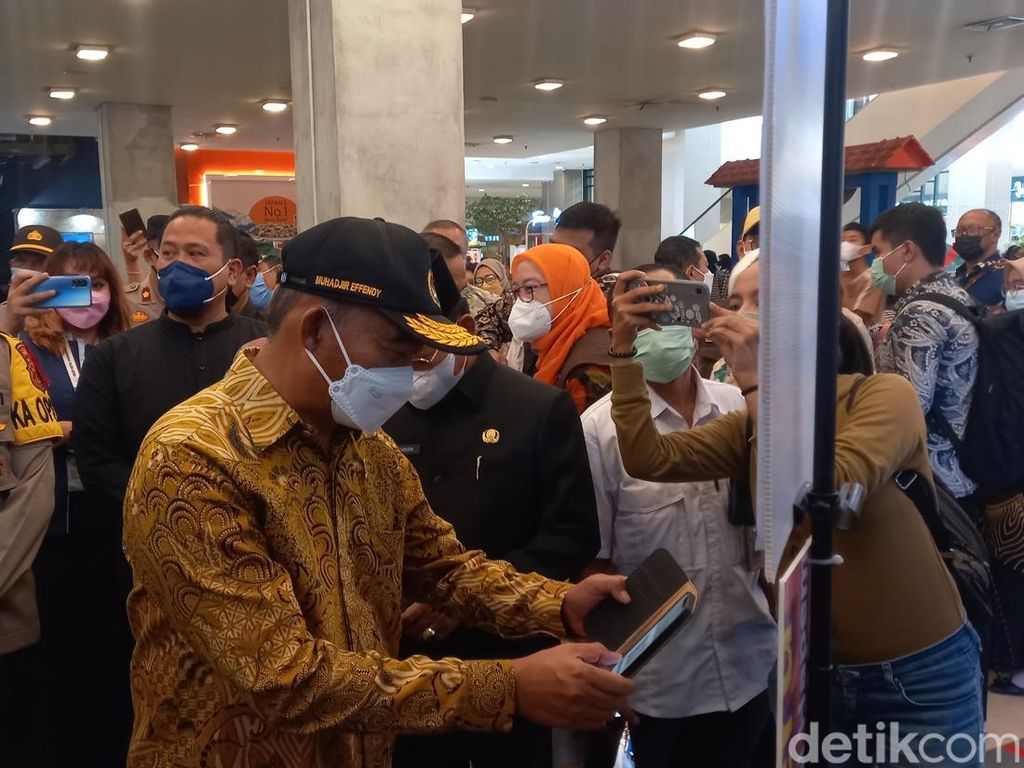 Jelang Tahun Baru, Menko PMK Cek Penerapan Prokes di Tangerang City Mall