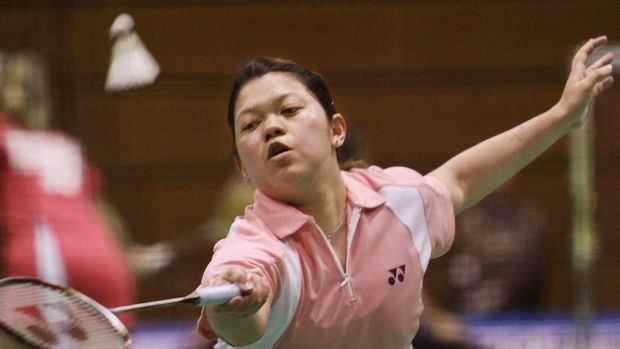 Mia Audina of the Netherlands returns the shuttle against Lu Lan of China during their first round match in the Japan Open badminton tournament in Tokyo, 07 April 2005. Lu won 11-9, 7-11, 13-11.      AFP PHOTO/Toru YAMANAKA (Photo by TORU YAMANAKA / AFP)