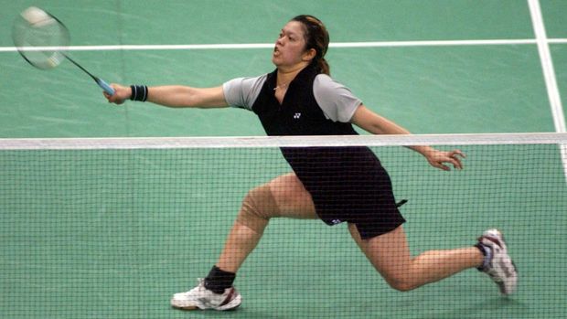 Indonesian Mia Audina, playing for Netherlands returns the shuttle cock to Malaysian Wong Mew Choo during semi-final match in the Indonesia Open championship in Jakarta, 24 September 2005. Mia Audina won 11-8, 9-11, 11-8.  AFP PHOTO/ ADEK BERRY (Photo by ADEK BERRY / AFP)