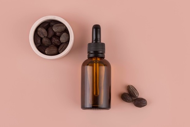 Minyak alami untuk wajah/Foto: Freepik/freepik Minyak alami untuk wajah