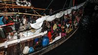 Momen Evakuasi Ratusan Pengungsi Rohingya di Aceh