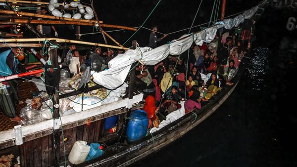 Momen Evakuasi Ratusan Pengungsi Rohingya di Aceh