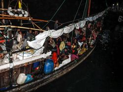 Momen Evakuasi Ratusan Pengungsi Rohingya di Aceh