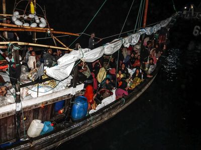 Momen Evakuasi Ratusan Pengungsi Rohingya di Aceh