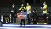 Rival Lastori menjadi pemain terbaik Liga 2 dan berhak atas hadian Rp 100 juta.