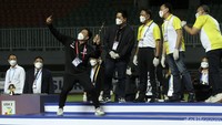 Raffi Ahmad berfoto usai menerima medali Juara 2 di Stadion Pakansari, Bogor, Kamis (30/12/2021).