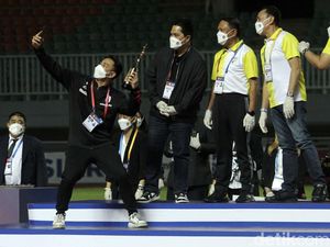 Momen Raffi Ahmad-Kaesang Terima Medali Liga 2 Momen Raffi Ahmad-Kaesang Terima Medali Liga 2