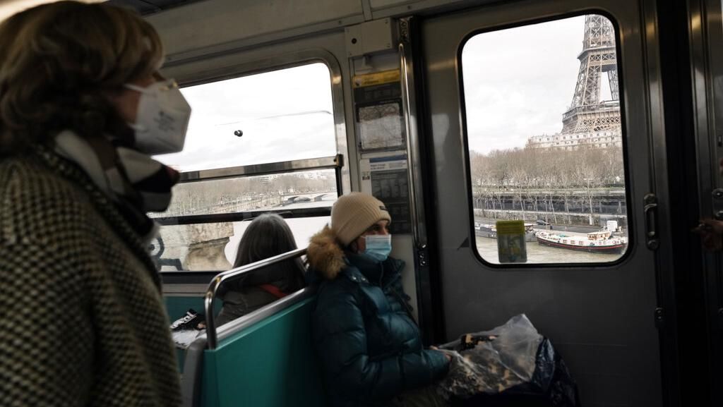 Mulai Hari Ini, Wara-wiri di Paris Wajib Pakai Masker Lagi