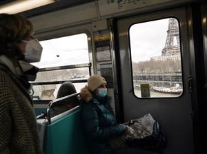 Mulai Hari Ini, Wara-wiri di Paris Wajib Pakai Masker Lagi