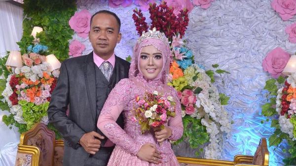 8 Foto Pasangan Viral Beda Usia, Saat Istri Masih TK Suami Sudah Jadi Polisi