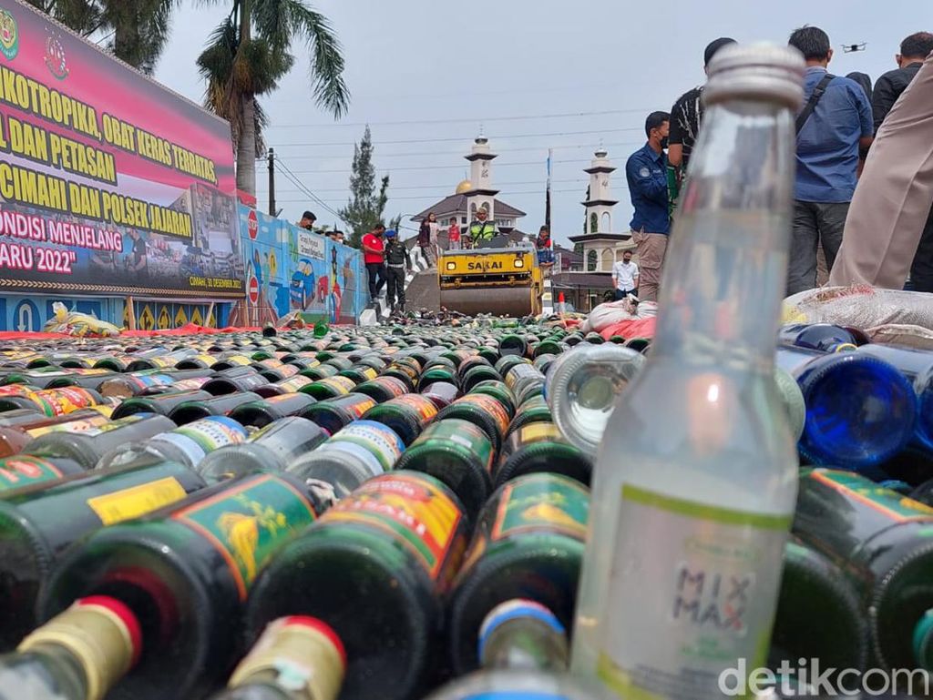 Jelang Tahun Baru, Polisi Sita Ribuan Botol Miras di Garut-Cimahi