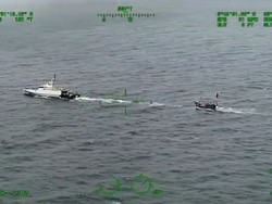 Penampakan KRI Tarik Kapal Pengungsi Rohingya di Laut Aceh