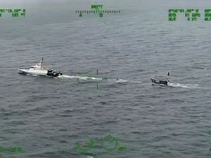 Penampakan KRI Tarik Kapal Pengungsi Rohingya di Laut Aceh Penampakan KRI Tarik Kapal Pengungsi Rohingya di Laut Aceh