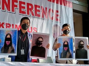 Penampakan 4 Tersangka Kasus Prostitusi Cassandra Angelie Penampakan 4 Tersangka Kasus Prostitusi Cassandra Angelie
