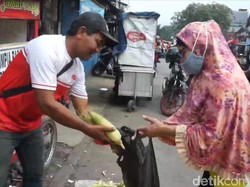 Penjual Jagung di Bandung Diserbu Pembeli Jelang Malam Pergantian Tahun