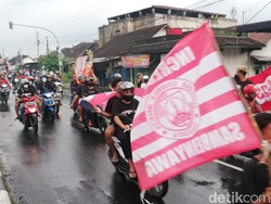 Ribuan Suporter Sambut Kedatangan Tim Persis Solo