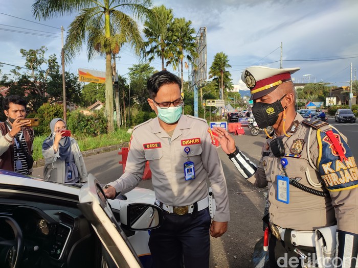 Petugas Dishub Bekasi Nekat Lawan Arah Petugas Dishub Bekasi Nekat Lawan Arah.