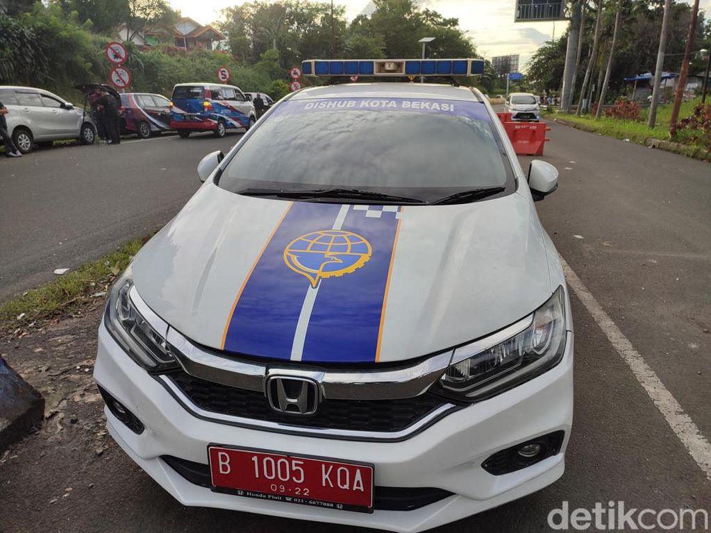 Nekat! Petugas Dishub Bekasi Lawan Arah di Simpang Gadog