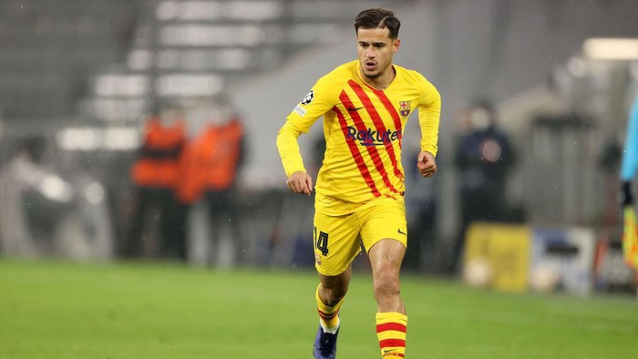 MUNICH, GERMANY - DECEMBER 08: Philippe Coutinho of FC Barcelona runs with the ball during the UEFA Champions League group E match between FC Bayern München and FC Barcelona at Football Arena Munich on December 08, 2021 in Munich, Germany. (Photo by Alexander Hassenstein/Getty Images)