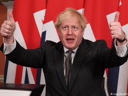 PM Inggris Boris Johnson Jalan Kaki Santai Berkeliling Kota Kiev