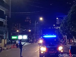 Crowd Free Night, Polisi Bubarkan Kerumunan di Kawasan Sudirman Crowd Free Night, Polisi Bubarkan Kerumunan di Kawasan Sudirman