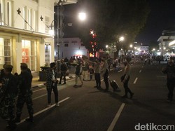 Petugas Bubarkan Kerumunan Massa di Alun-alun Bandung