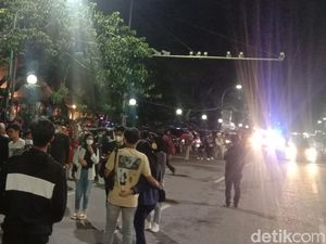 Polisi Bubarkan Kerumunan Warga di Lapangan Merdeka Medan