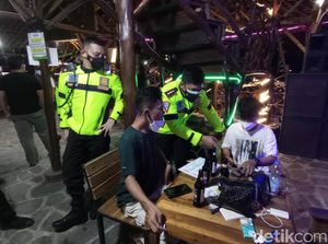 Pemeriksaan Kartu Vaksinasi Bikin Kaget Pengunjung Pantai Pangandaran