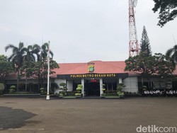 Ibu Korban Pencabulan di Bekasi Serahkan Barang Bukti ke Polisi