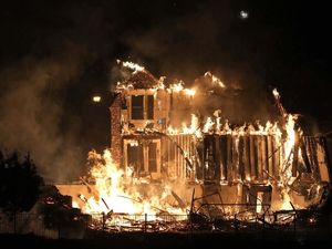 Potret Kebakaran Hutan yang Hanguskan Ratusan Rumah di Colorado